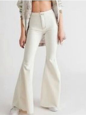We The Free White Bell Bottom Ivory Flare Stretch Raw Hem Jeans Women’s 29
